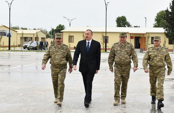 Le président Ilham Aliyev a visité l’immeuble construit pour les militaires